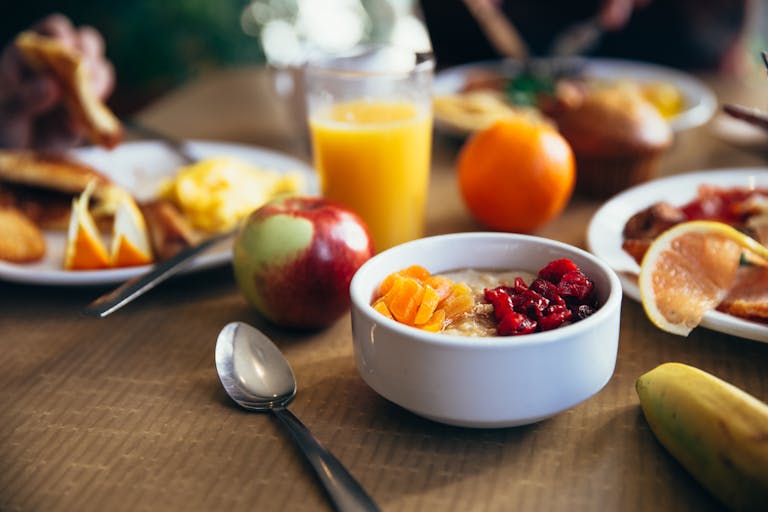 Delicious breakfast with fruits, oatmeal, and juice, ideal for a healthy start.